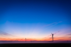 Sonnenuntergang mit Windrad